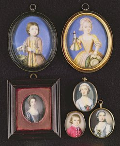 Miniaturas de Retrato. L para R e T para B: Richard Whitmore por Bernard Lens (1682-1740); Katherine Whitmore por Bernard Lens (1682-1740); Rainha Charlotte por Samuel Finney (1718-98); Menino desconhecido por Thomas